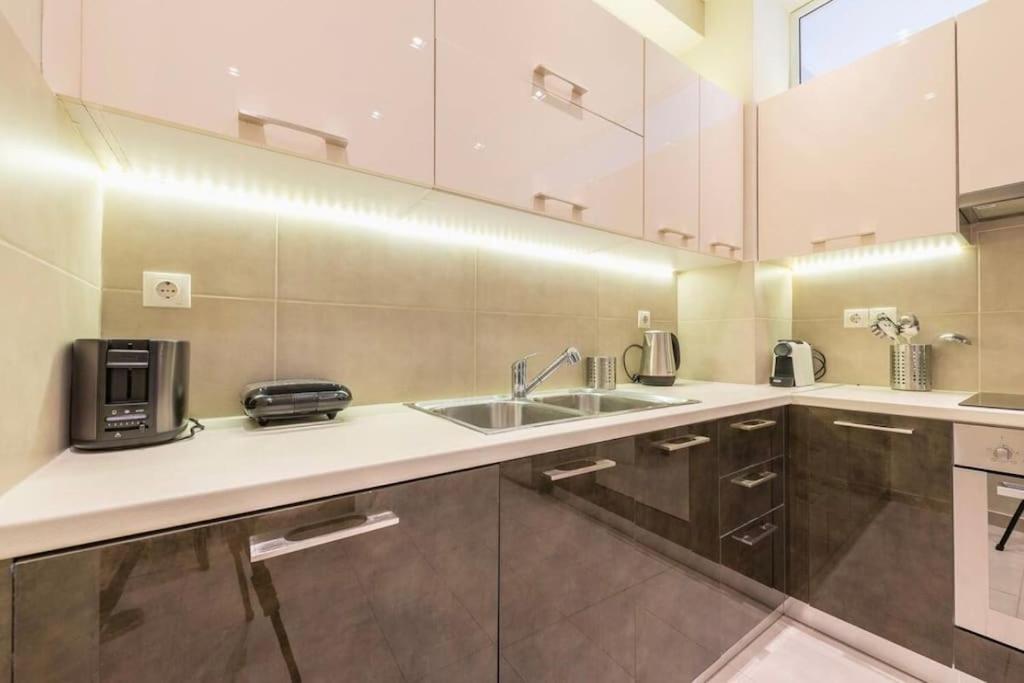 Syntagma H&B Apartment Atene Esterno foto